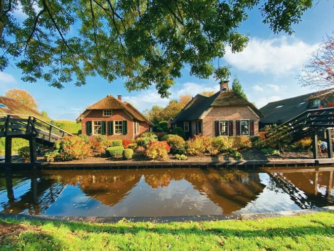 Giethoorn: Luxury Private Boat 2 Hour Tour With Local Guide - Explore the Charming Canals