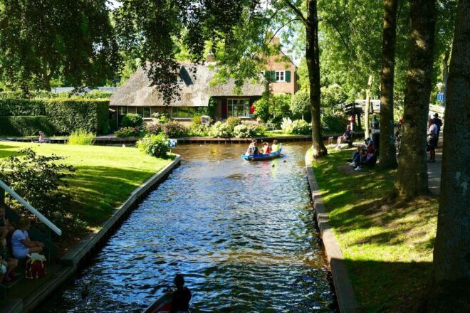 Giethoorn: Luxury Private Boat Tour With Local Guide - Inclusions
