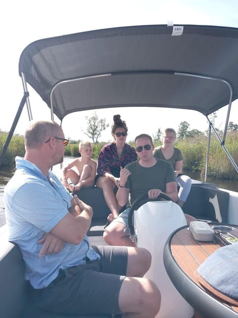 Giethoorn: Private Boat Tour With Free Drinks - Itinerary and Meeting Point