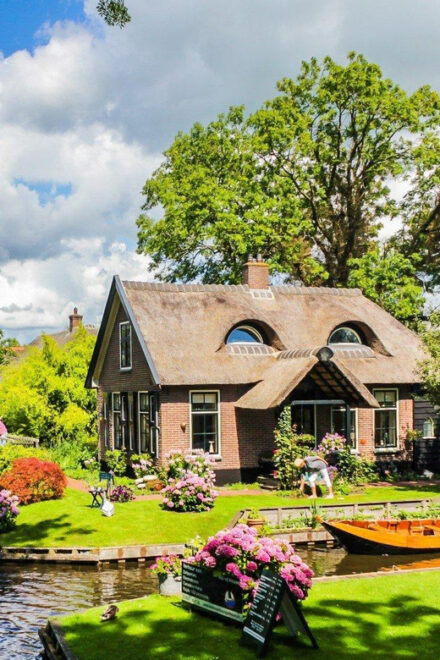 Giethoorn: Private Boat Tour With Free Drinks - Picturesque Countryside Views