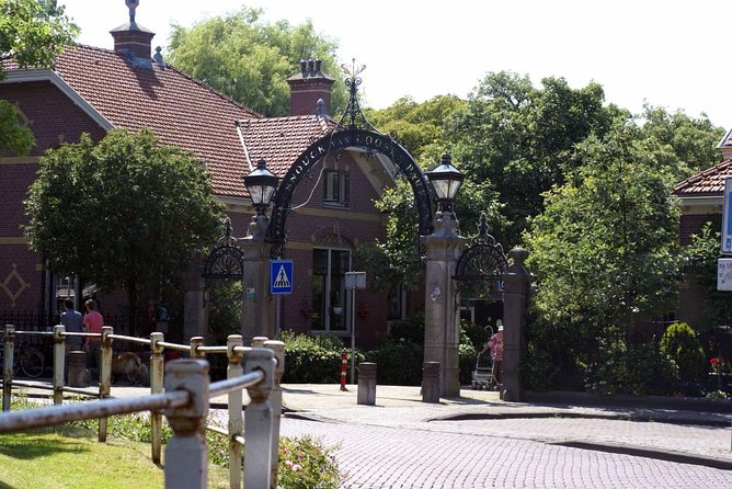 Giethoorn Private Tour From Amsterdam With Dutch Dike Sightseeing - Common Questions