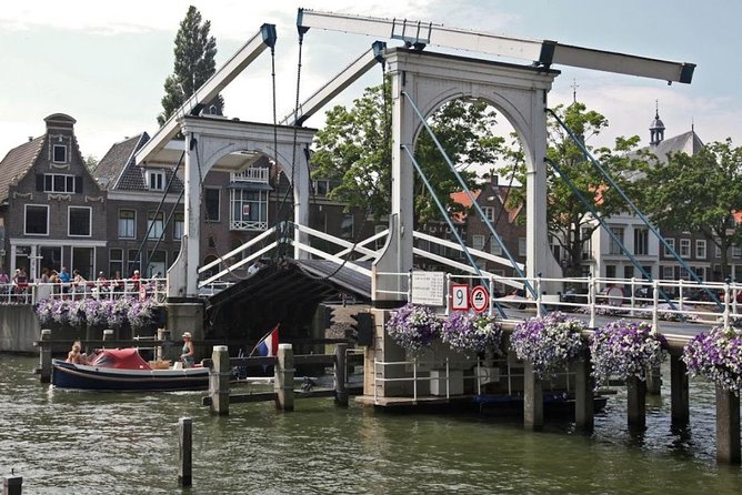 Giethoorn Private Tour Private Guide Giethoorn Holland Private Guide - Assistance and Support