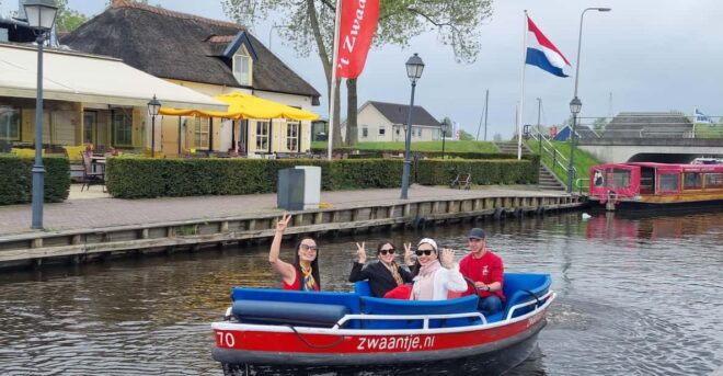 Giethoorn Private Tour With Open Boat and Local Captain - Tour Details