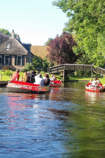 Giethoorn Private Tour With Open Boat and Local Captain - Navigating Giethoorns Waterways