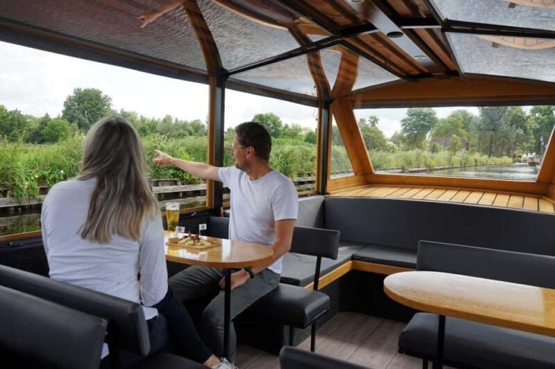 Giethoorn: Sightseeing Boat Tour - Guided Commentary and Local Insights