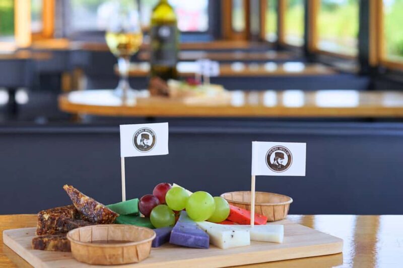 Giethoorn: Sightseeing Boat Tour - Guides and Commentary