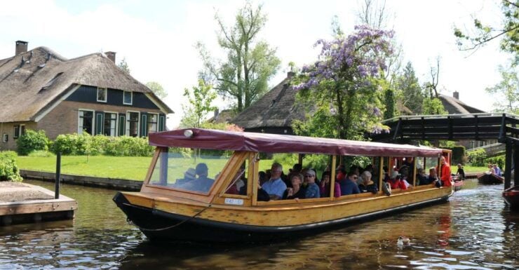 Giethoorn: Village & National Park Canal Cruise With Coffee - Experience the Natural Beauty of Giethoorn