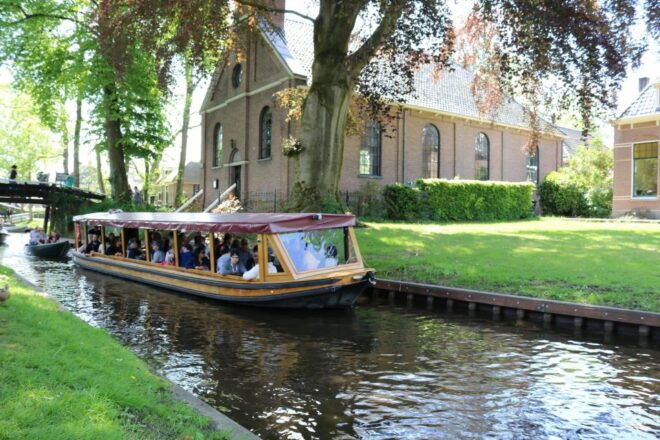 Giethoorn: Village & National Park Canal Cruise With Coffee - Immerse Yourself in the History and Culture of the Village