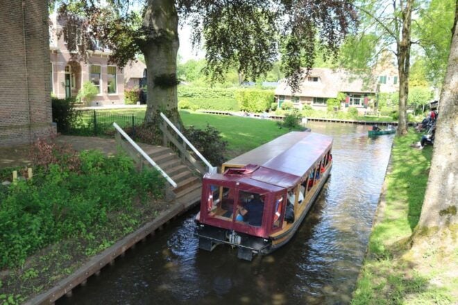 Giethoorn: Village & National Park Canal Cruise With Coffee - Indulge in Hot Drinks and Scenic Views Onboard