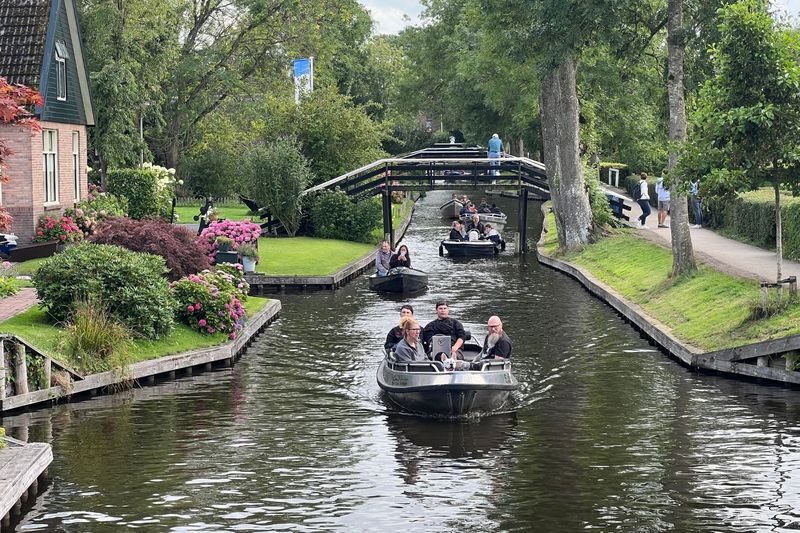 Giethoorn, Volendam, and Zaanse Schans Day Tour in Amsterdam - Volendam: harbor-town atmosphere and a quick bite