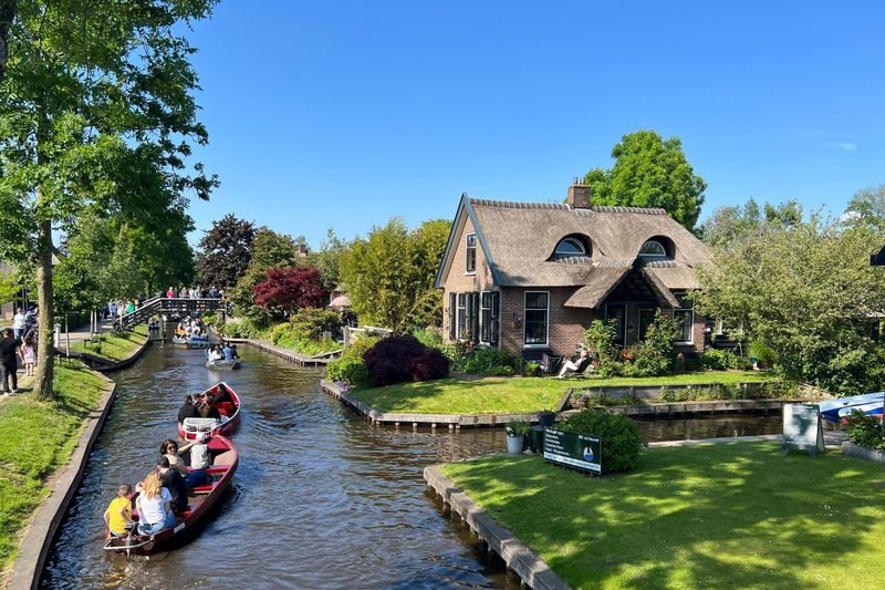 Giethoorn, Volendam, and Zaanse Schans Day Tour in Amsterdam - Giethoorn: canals, bridges, and footpaths
