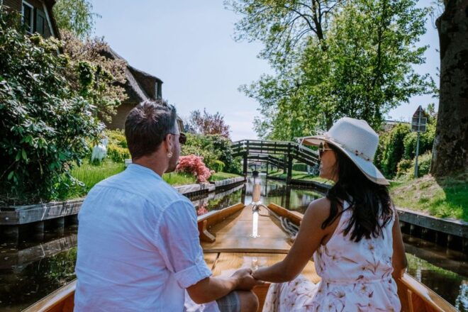 Giethoorn Walking Tour With Your Smartphone - Selecting Participants and Date