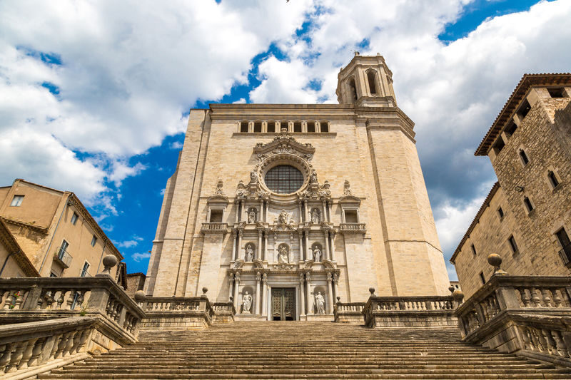 Girona, Figueres, and Dali Museum Full-Day Tour from Barcelona - Girona’s walls, cathedral, and Jewish Quarter