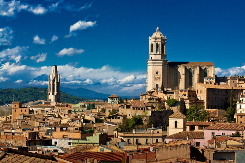 Girona, Figueres, and Dali Museum Full-Day Tour from Barcelona - Guides, group size, and the language choice