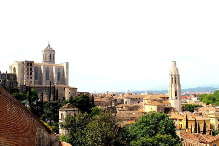 Girona: Private History Tour - Tour Duration and Languages