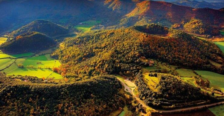 Girona: Volcano Area, Besalú, and Banyoles Lake Tour - Highlighted Itinerary Stops