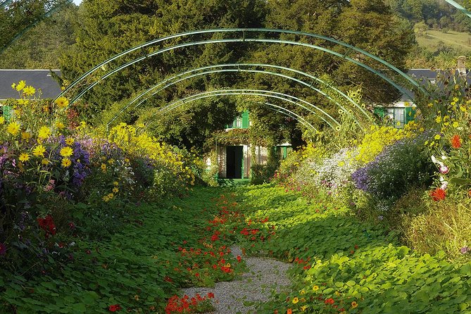 Giverny Half Day Guided Trip With Monets House & Gardens From Paris by Minivan - Wander Through the Exquisite Gardens