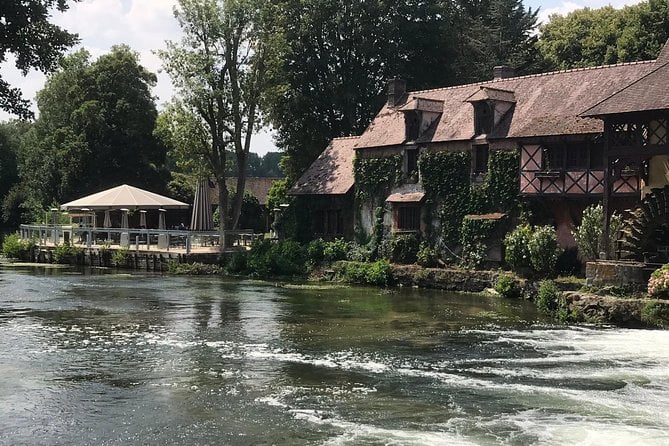 Givernys House & Gardens Plus Versailles Palace Day Trip With Lunch From Paris - Tour Guide Experience