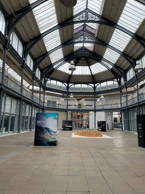 Glasgow: Walk The streets with a professional actor as guide - FAQ