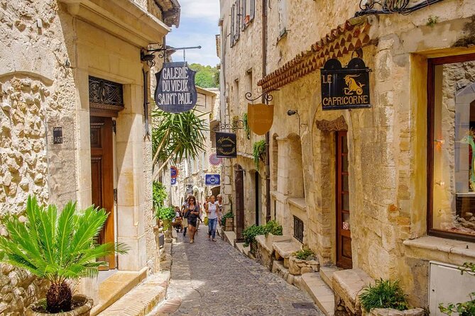 Glass Blowers, Art Galleries and Medieval Villages - Location Highlights