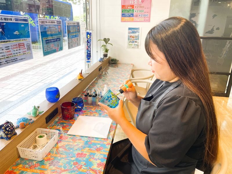 Glass Painting Experience in Okinawa - Painting a glass in central Naha