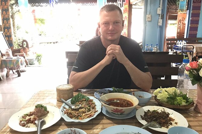 Go Where the Locals Go, Eat What the Locals Eat! Food Tour With Local Foodies - Taking in the Local Food Experience