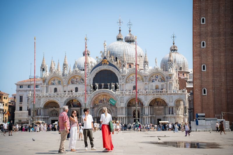 Golden Basilica, Ducal Palace, and Bridge of Sighs Tour - Who should book this tour?