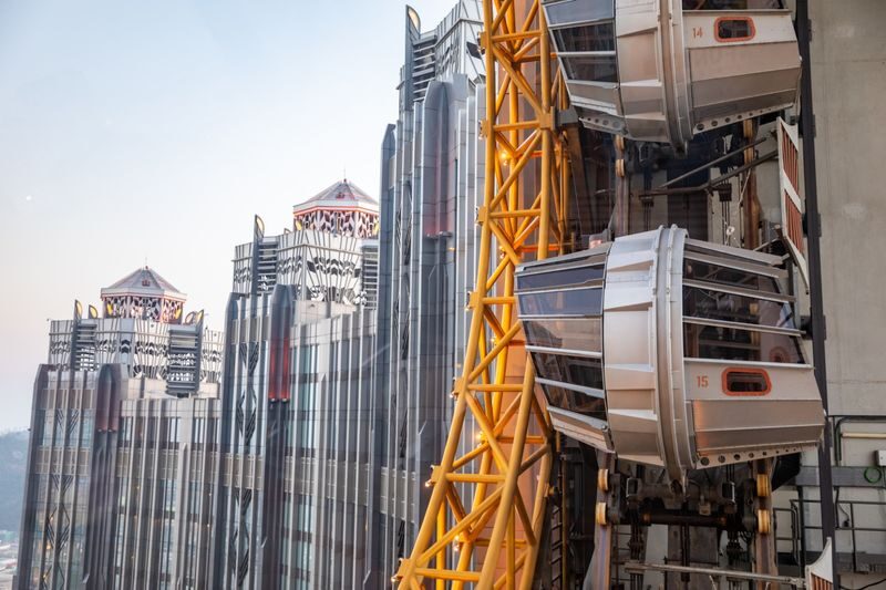Golden Reel Ferris Wheel in Studio City Macau - Should you book the Golden Reel?