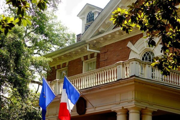 Gossip & Grandeur: A Stroll Through NOLAs Garden District - Breaks and Shopping at The Rink