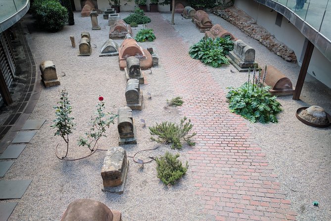 Gothic Quarter Private Tour With Sagrada Familia Skip the Line - Exploring the Gothic Quarter