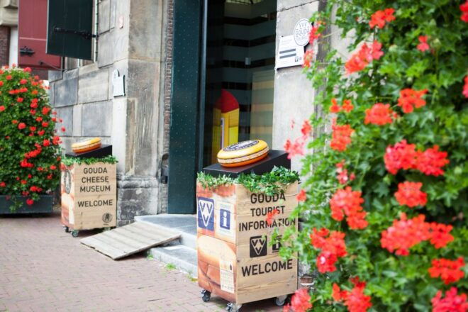 Gouda: Audio Tour of Goudse Waag Cheese and Crafts Museum - Audio Guide Options