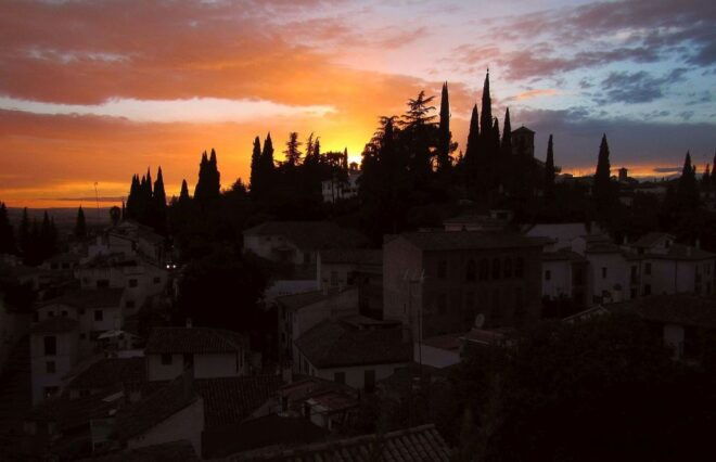Granada: Albaicin and Sacromonte Sunset Guided Walking Tour - Tour Experience
