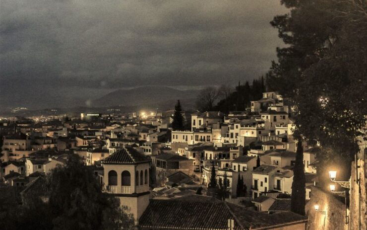 Granada: Albaicín in the Dark Walking Tour - Tour Duration and Starting Point