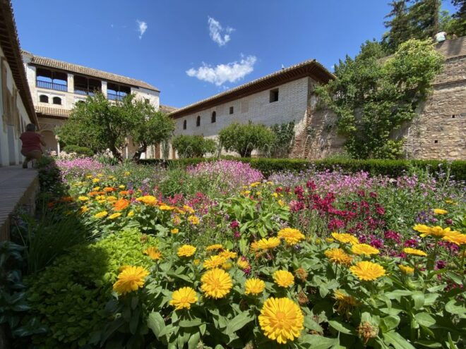 Granada: Alhambra, Alcazaba, and Generalife Private Tour - Meeting Point and Guide Rating