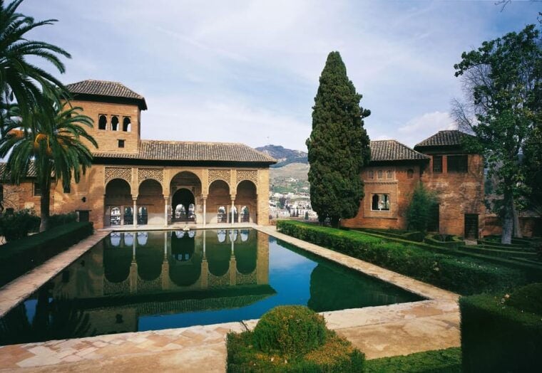 Granada: Alhambra, Alcazaba, and Nasrid Palaces Tour - Taking in the Nasrid Palaces