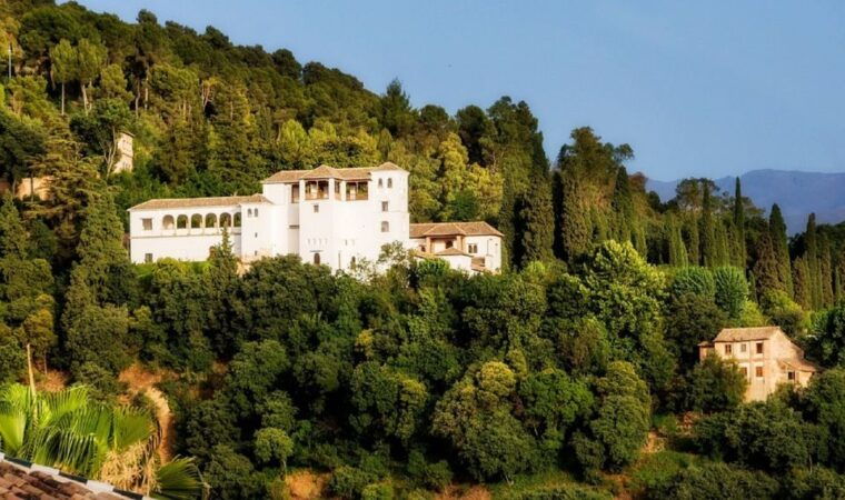 Granada: Alhambra Gardens, Generalife & Alcazaba Guided Tour - Exploring the Generalife Gardens