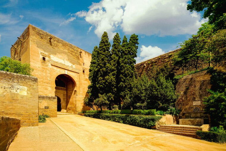 Granada: Alhambra, Generalife & Nasrid Palaces Guided Tour - Architectural Marvels of the Alhambra