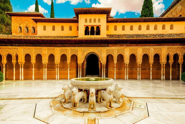 Granada: Alhambra, Generalife & Nasrid Palaces Guided Tour - Guided Experience and Small Group Options