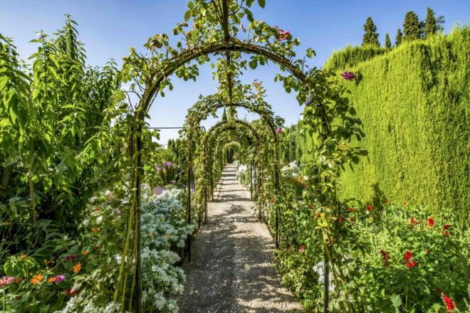 Granada: Alhambra, Nasrid Palaces, and Generalife Tour - Duration and Availability