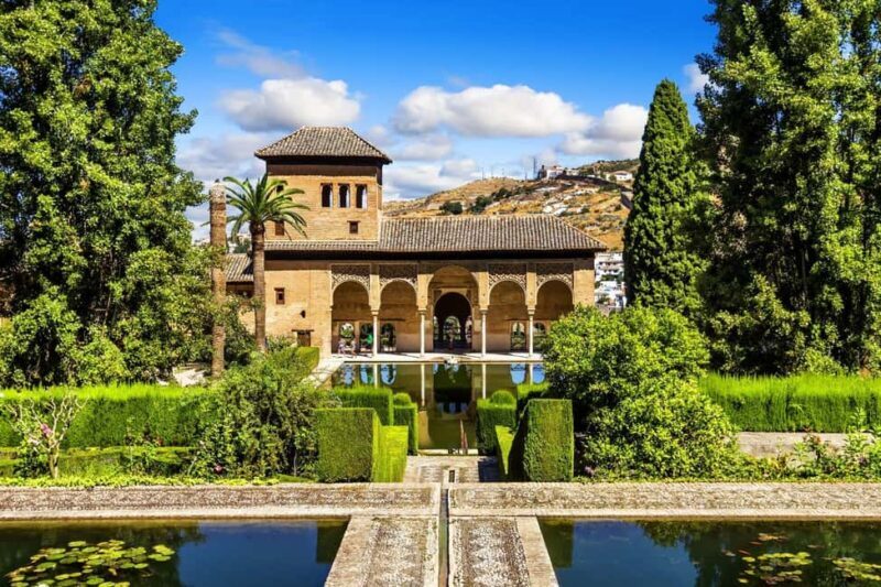 Granada: Alhambra, Nasrid Palaces & Gardens guided Tour - What To Expect From the Experience