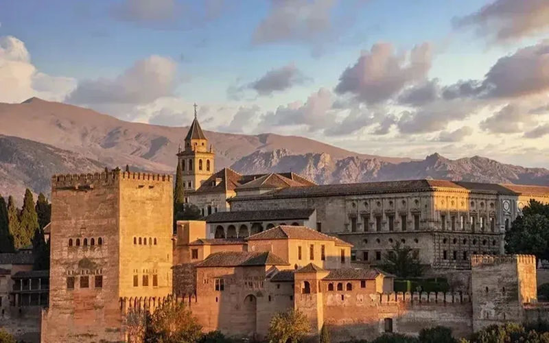 Granada: Alhambra Walking Tour Without Tickets - At a glance