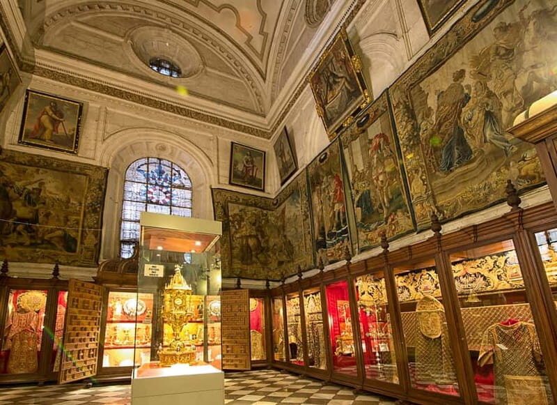 Granada: Cathedral of Granada Entry Ticket - Unique Architectural Features: Circular Choir & Large Arches