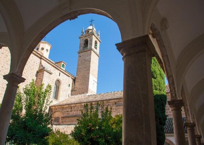 Granada: Cathedral, Royal Chapel & 5 Monuments Combo Ticket - Getting to the Monuments