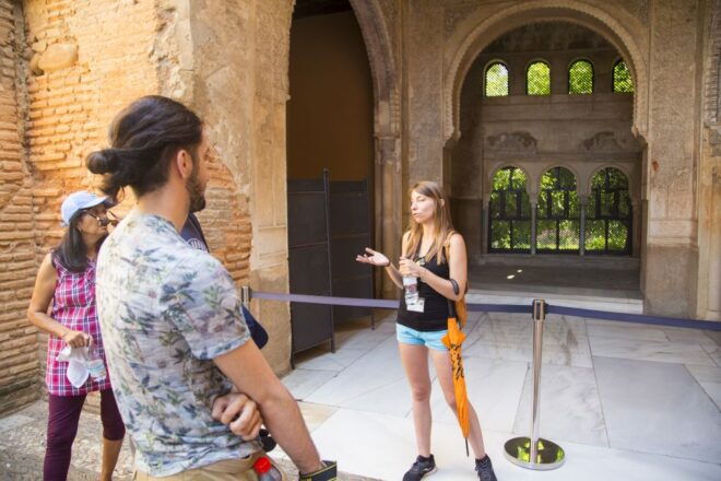 Granada: Combo Alhambra, Albaicín, and Sacromonte Tour - Albaicín and Sacromonte Exploration