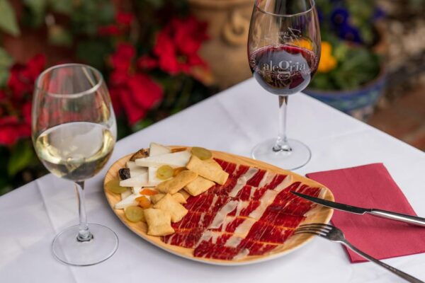 Granada: Flamenco Show With Dinner at Jardines De Zoraya - Dietary Accommodations