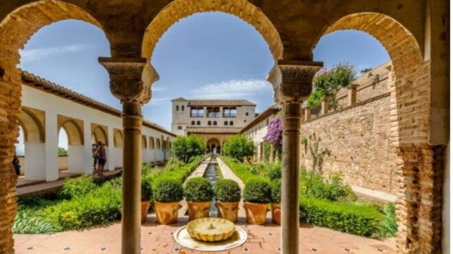 Granada: Generalife and Alcazaba Guided Tour Without Tickets - Itinerary