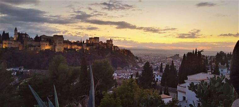 Granada: Private Tour of Albaicín, Sacromonte and Viewpoints - Discovering Cave Houses and Flamenco Art in Sacromonte