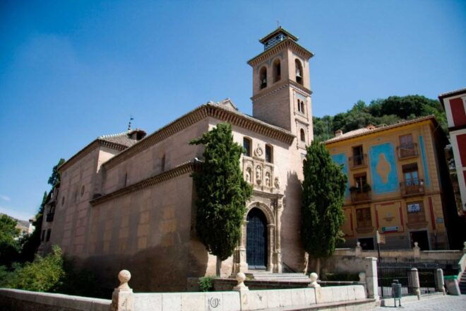 Granada: Self-Guided City Exploration Smartphone Audio Tour - Meeting Point and Highlights