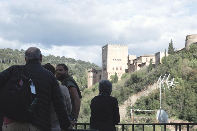 Granadas Hidden Treasures: Albayzin and Sacromonte Walking Tour - Discovering Sacromonte Neighborhood