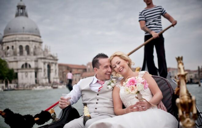 Grand Canal: Renew Your Wedding Vows on a Venetian Gondola - Meeting Point Information